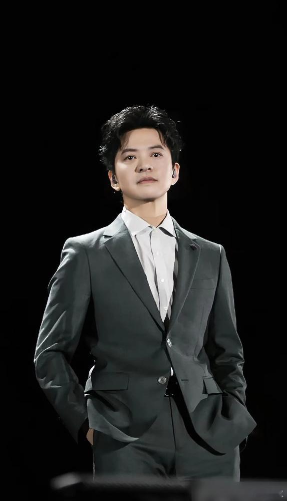 李健刚刚说完“有的放矢”，周杰伦和谢霆锋立刻笑得前仰后合，仿佛找到了共同语言。 