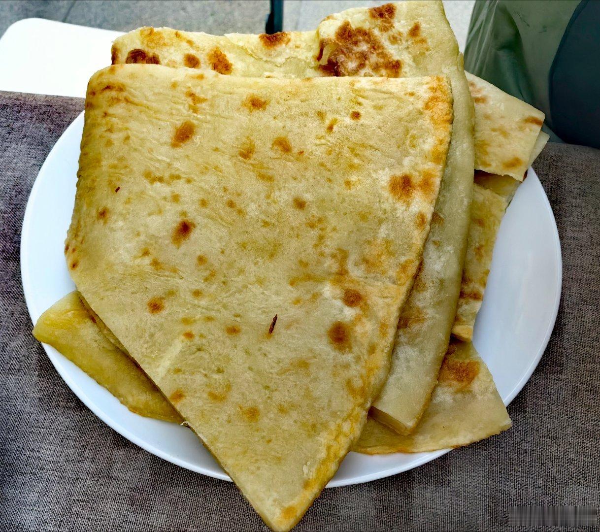 烙饼 烙饼泡鱼头。也叫鱼头泡饼。黄胜友我的减脂餐