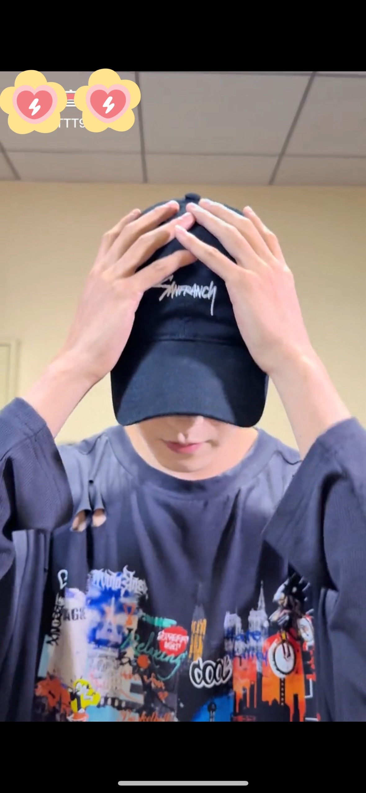 田嘉瑞  虽然但是……嗯……😓瑞瑞，我好想抠你的衣服啊我也不知道为什么