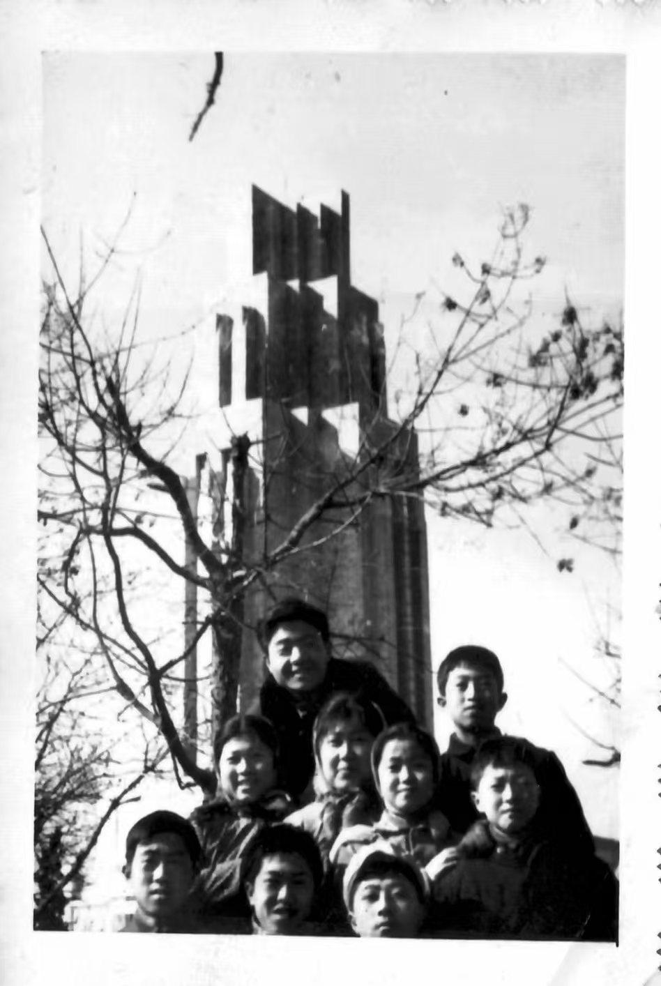 照片，是定格时光的一面镜子，它照见我们走过的人生。
这是一张非常珍贵的照片，它记