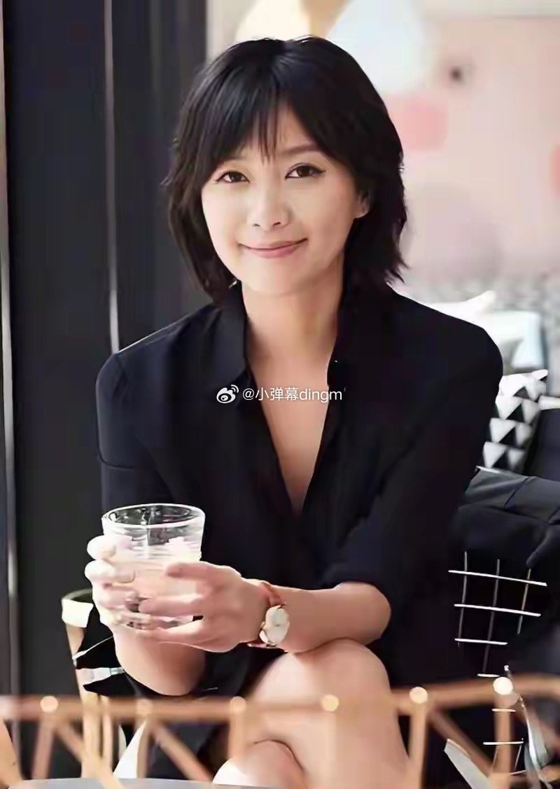“风流才女”徐静蕾，住美国豪宅，身材发福，51岁有伴侣但不结婚 ​​​