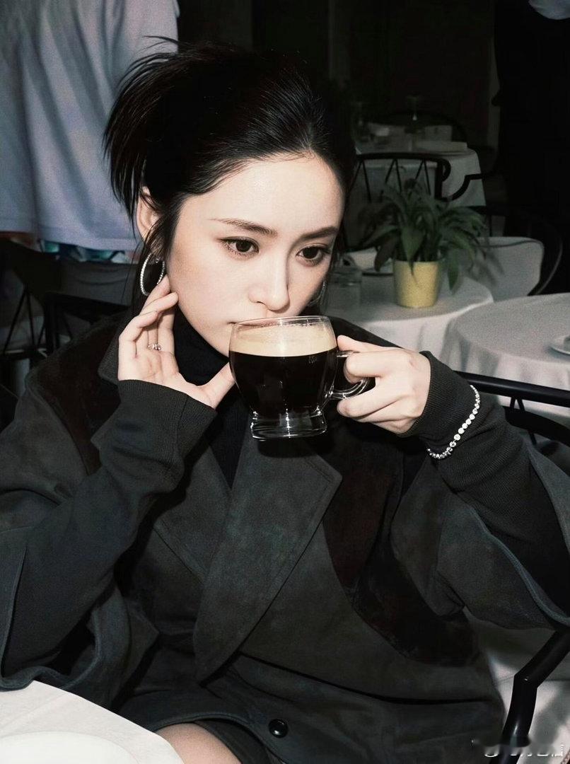 回看沈月早期，很多人get不到她，甚至说她土，这次参加米兰时装周，她梳起刘海，勇