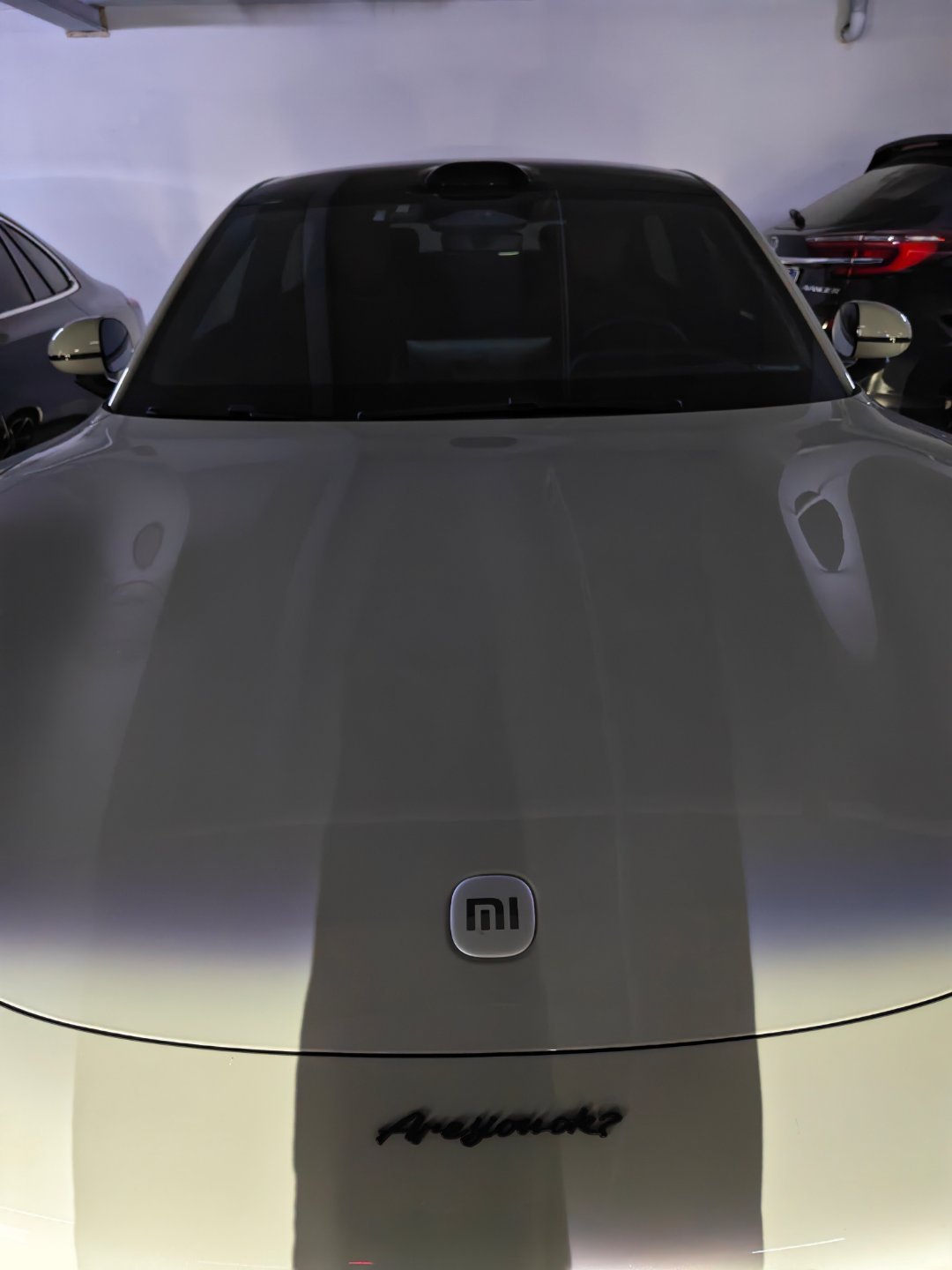 商场里面看到一台小米SU7，我一开始有点懵逼——Max创始人签名版，也没在车头有