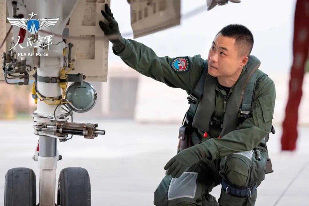 这是啥型号。这张人民空军客户端报道图片中的信息量已经足够了哦