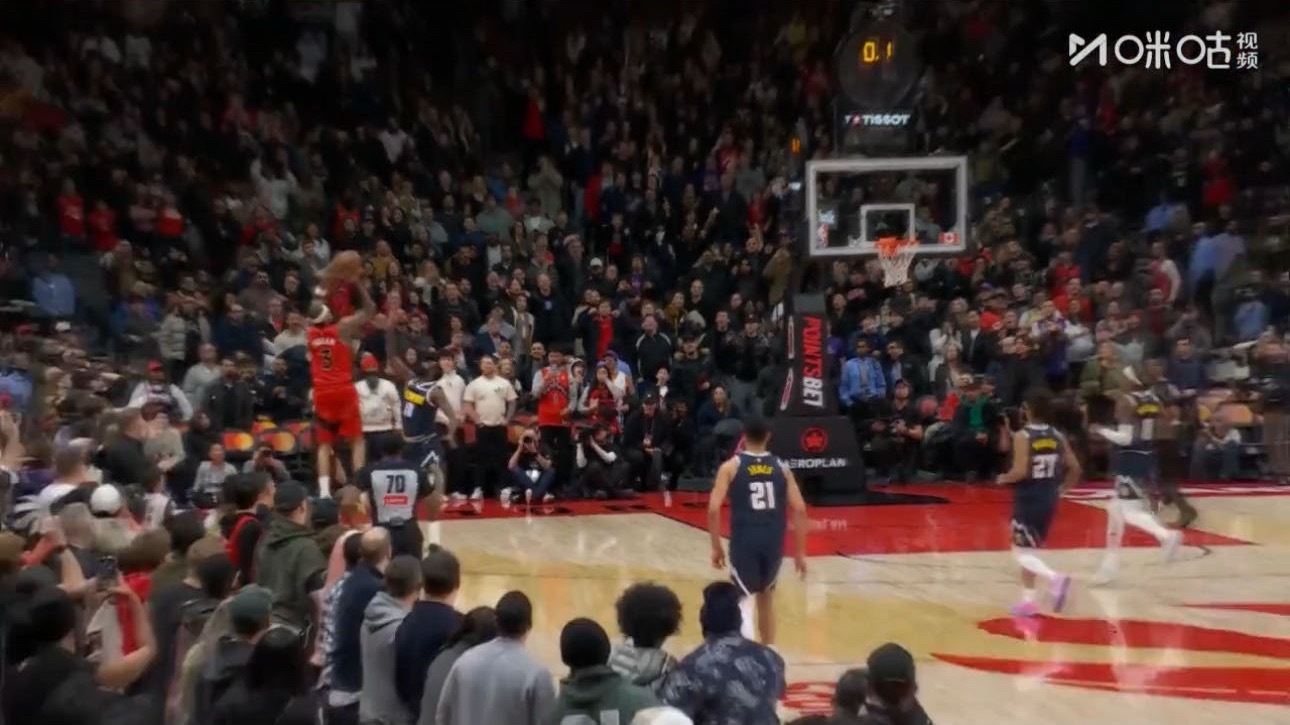 布朗两罚不中，猛龙后场长传，英格拉姆极限三分绝平！但是裁判看了回放，判定进球无效