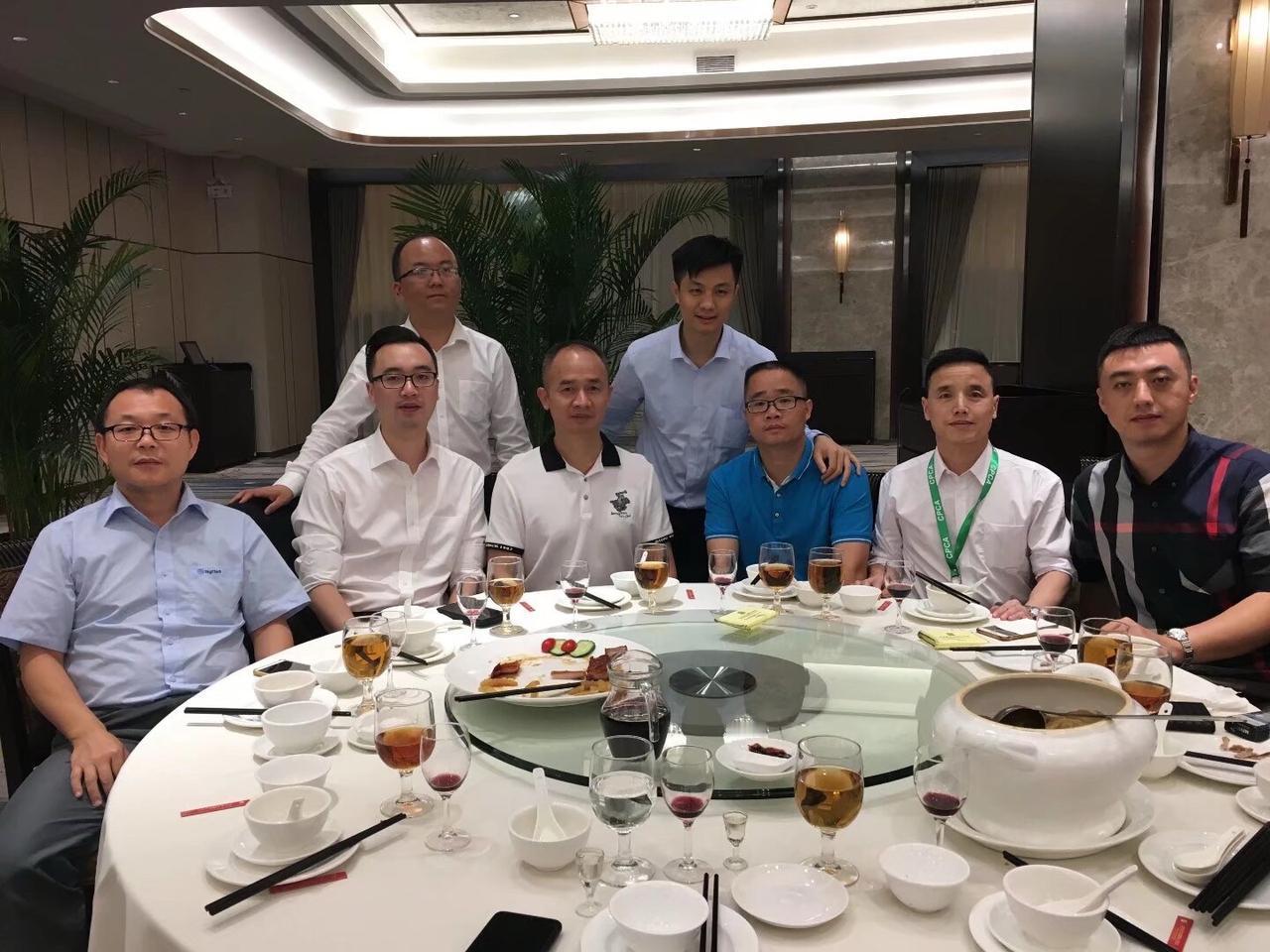 我们是兄弟 举起这杯酒