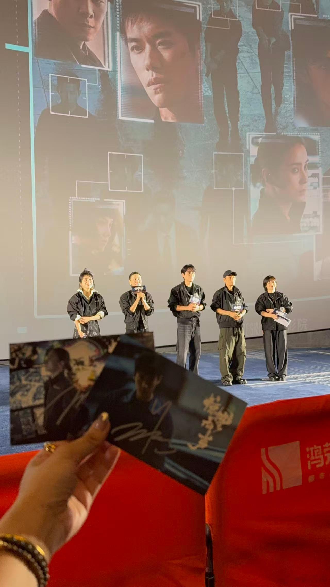 惊蛰无声片方深圳路演现场发红包片方：既然你们爱翻，那我直接把红包藏给你翻！既然这