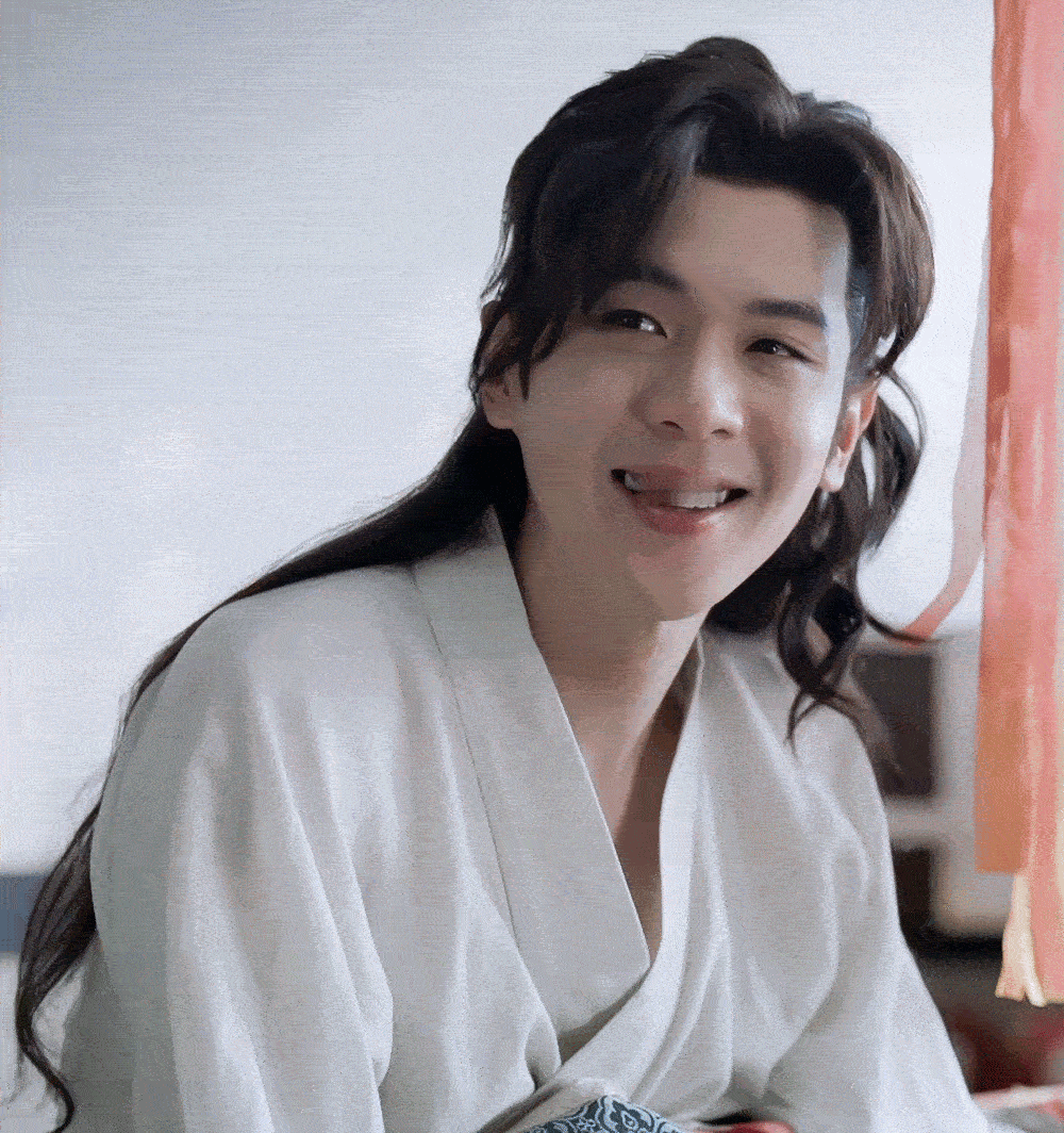 《庆余年》原著中，对范闲的外貌是这样描写的：

“少年长的很漂亮，长长的睫毛，微