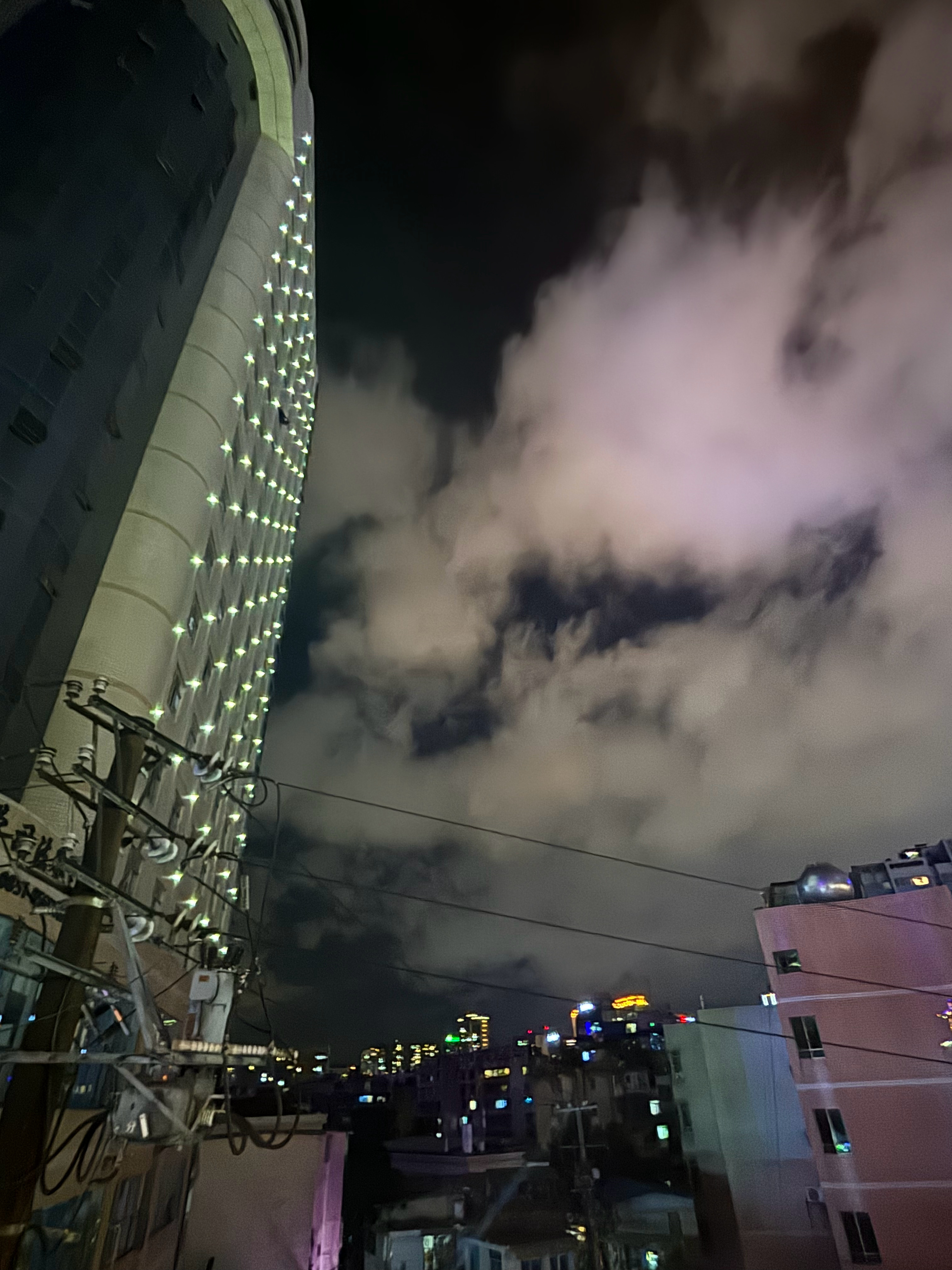 社交里最无效的一件事，就是反复向别人解释自己。懂你的人自然能够看见，抱有偏见的人