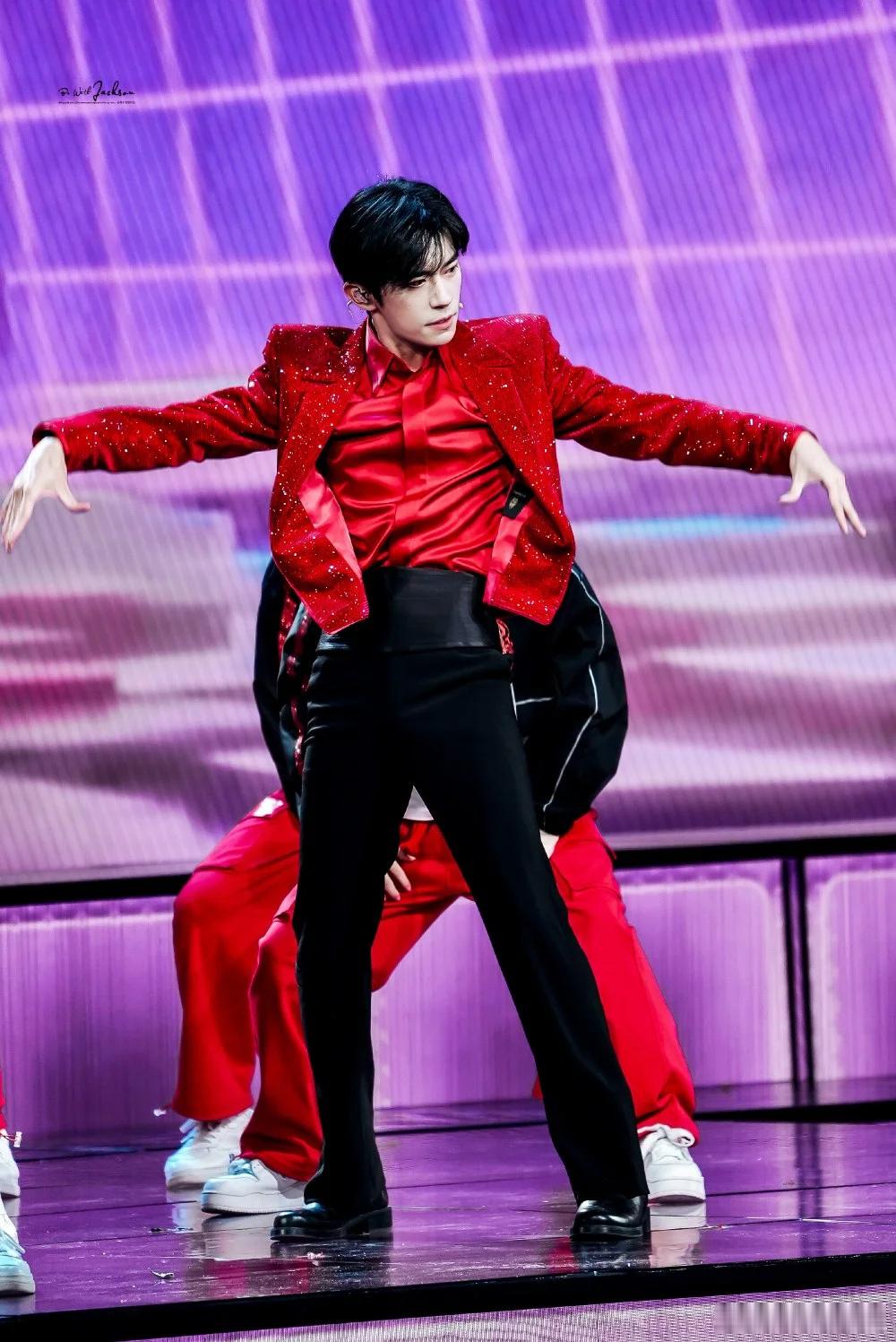 李宇春易烊千玺一个魔丸一个灵珠 清冷东方韵遇上炽热少年感，气质一冷一热超有画面，