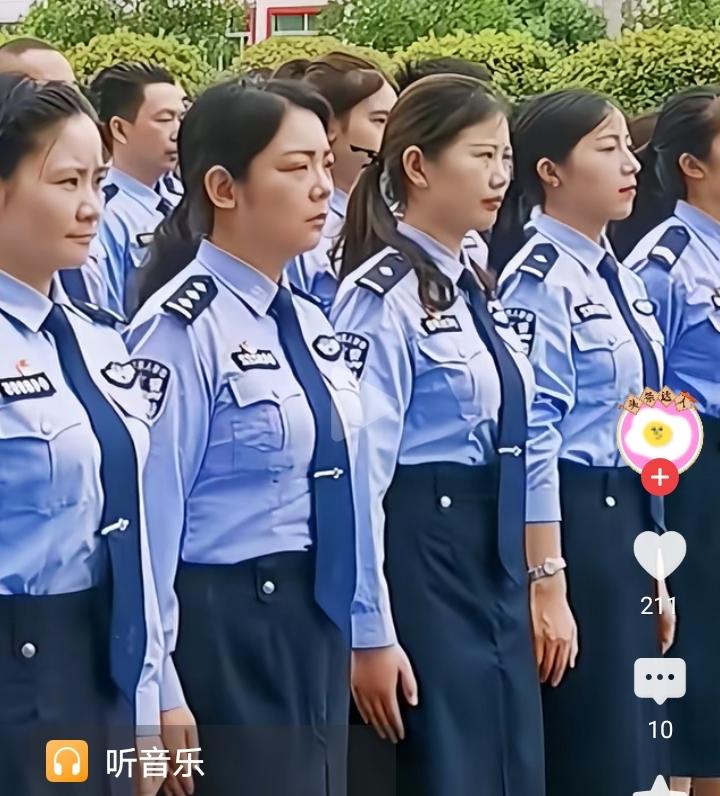女警对人才的要求是极高的，不论是穿衣的是否工整 ，言谈举止、纪律方面都是严格要求