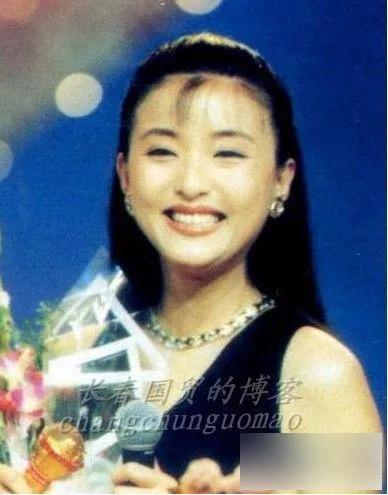 优雅美丽、卓尔不凡，30年前杨澜照片
#分享明星旧时光# 
#最美央视合照# 
