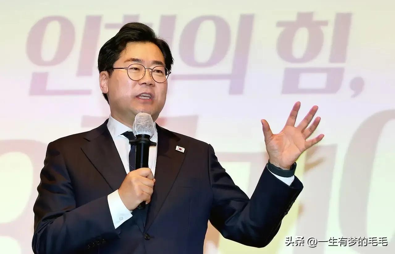 朴赞大，原共同民主党院内代表，现任总统李在明最亲密的好搭档。
朴赞大是亲李在明派