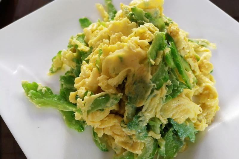 降血脂有些食物堪称“小能手”。
燕麦得排第一，它富含β - 葡聚糖，能降低胆固醇