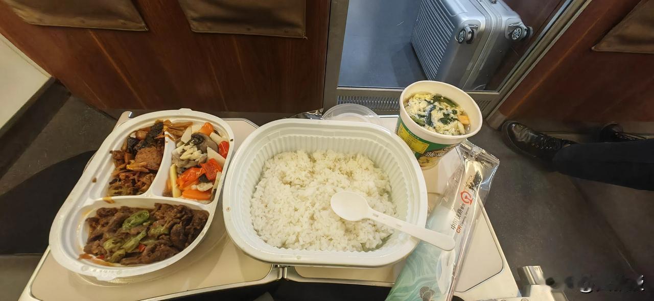 高铁🚅上盒饭
一共46块钱
盒饭40，四喜烤麸，牛肉，蔬菜
一个速溶汤6块钱