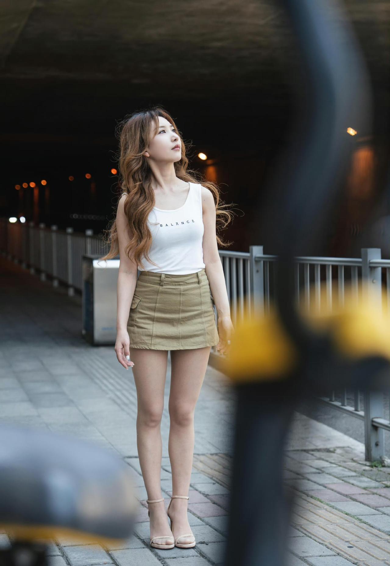 这套是“清新休闲的日常风”穿搭，基础款组合干净又耐看：
 
- 上衣选了白色印花