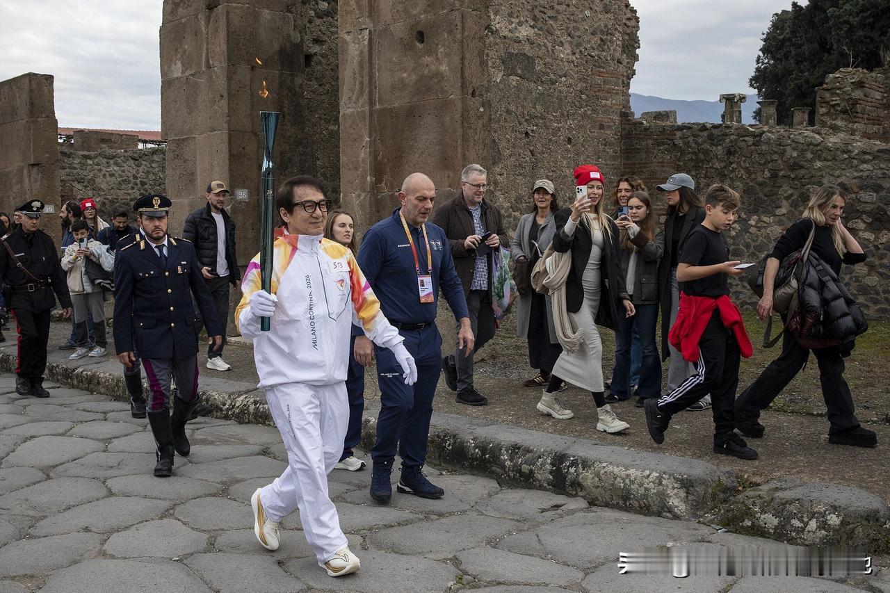 ——非常荣幸能再次成为火炬手，每次传递火炬时，那火焰不仅仅是火炬本身，更代表着体