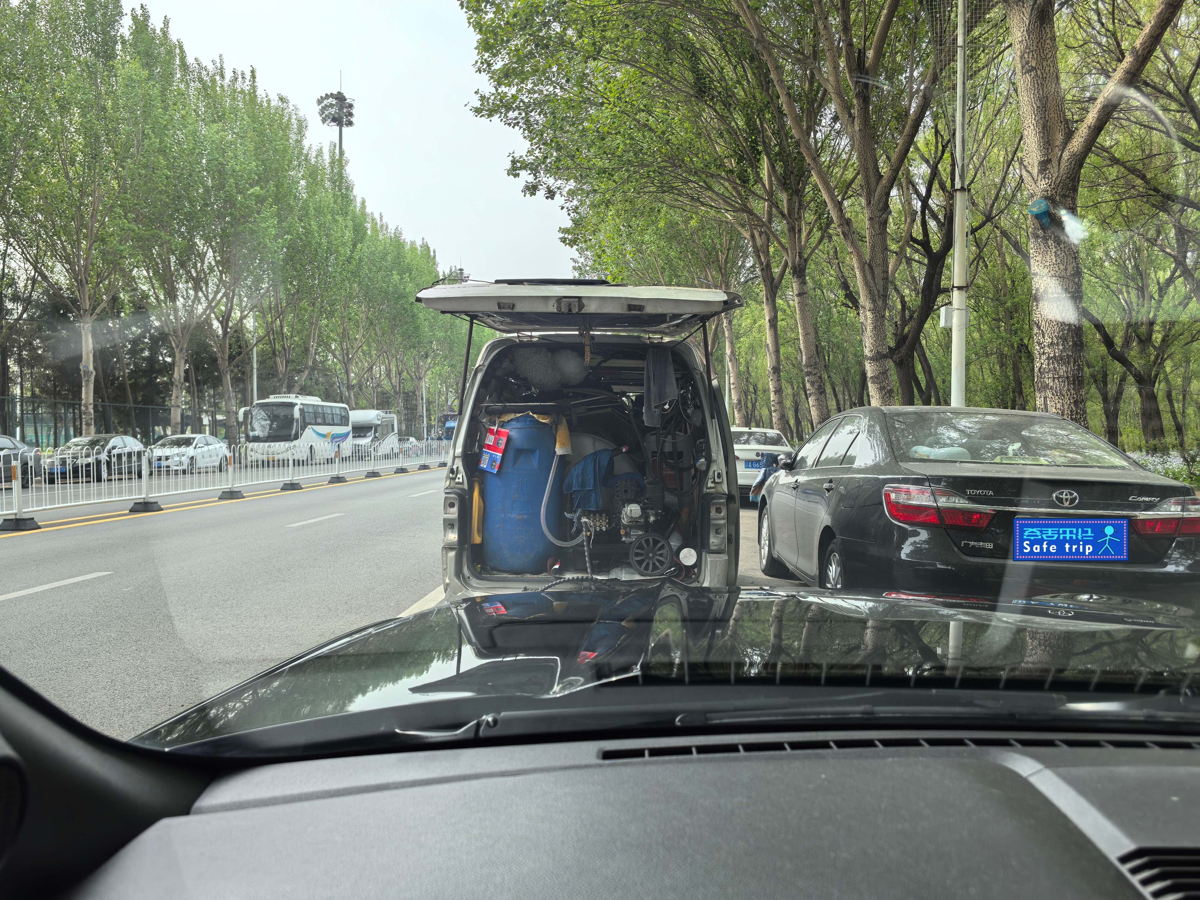 经济下行 只能路边15块钱洗车了…… 