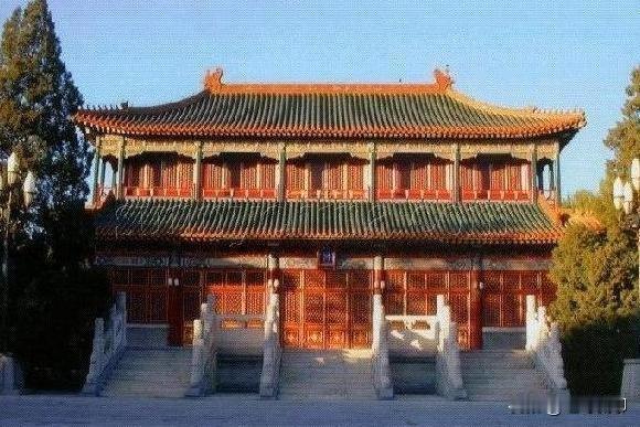 紫光阁：位于中南海中海西岸，明清皇家建筑，现为国家领导人接见/宴请外宾的重要场所