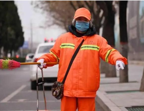 厦门一女子，丈夫意外离世，她将价值15万的床板，扔在公共通道。15天后，保洁员当
