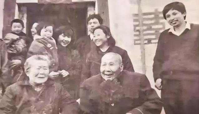 1987年，蒋红英在店里买菜，无意说起自己曾经是红军。店小妹也很健谈，聊起老红军