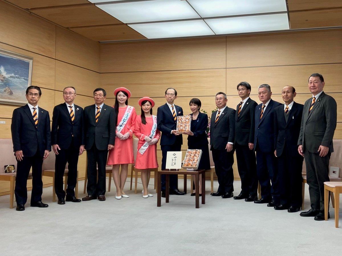 高市早苗：以堀知事为首的福岛县各位，赠送了我福岛冬日美味、色彩华丽的柿子饼。