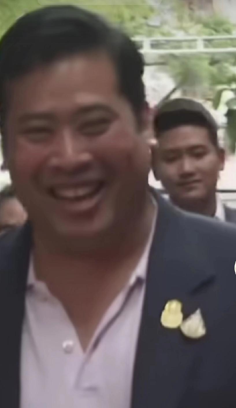 这个二王子有什么错 被泰王流放海外。他母亲犯错不能连累这几个王子，都是泰王的孩子