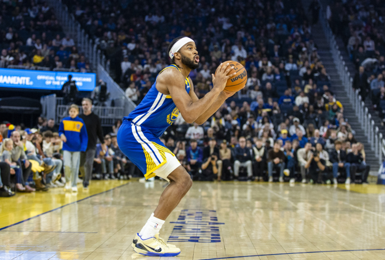 据名记Shams报道，消息人士透露，勇士后卫摩西·穆迪遭遇左膝髌腱撕裂，本赛季报