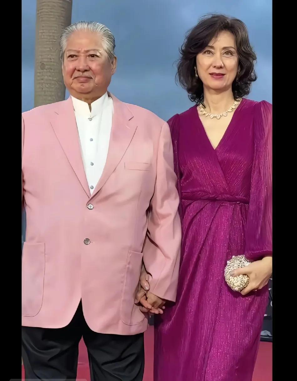 76岁的洪金宝带着爱妻走红毯，神采奕奕，不愧是影坛大哥，高丽虹与洪金宝结婚后，没