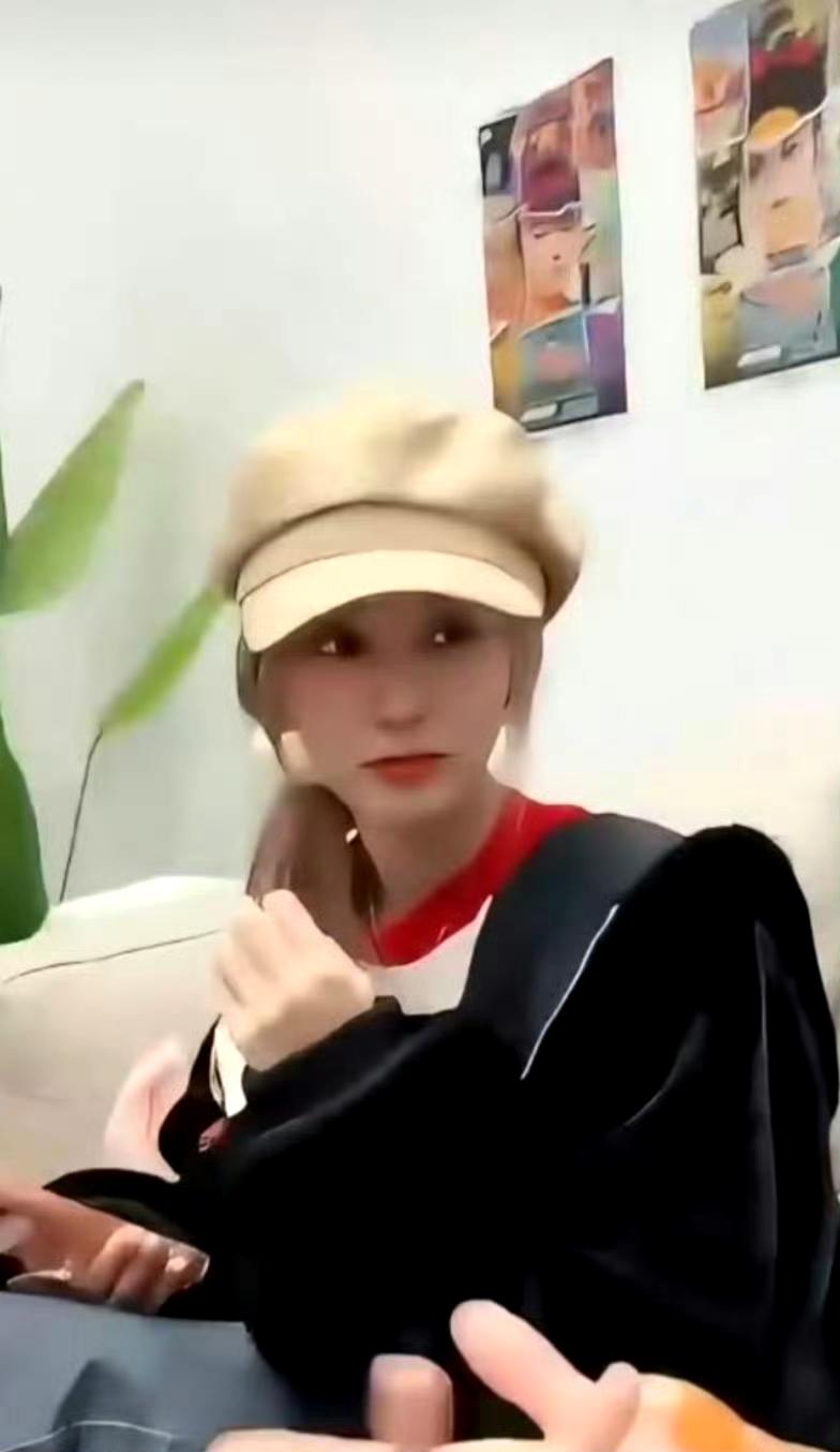 徐艺洋用湿厕纸给黄子韬擦嘴@ 真实搞笑