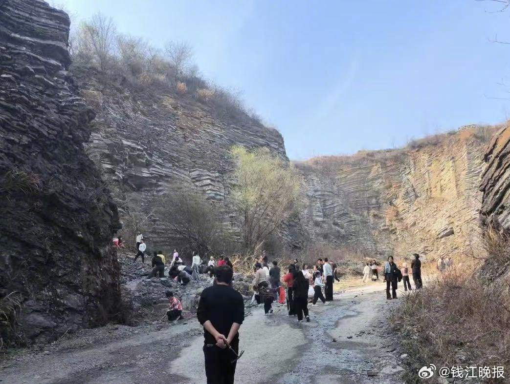 【#游客涌入飞驰人生3取景地挖矿#，暴露易氧化形成酸性排水，存在潜在污染】#飞驰