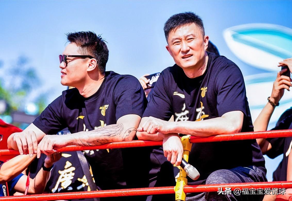 崔永熙：杰哥，杜指导、朱总相继离开球队，这广东宏远是要彻底重建了吗？
徐杰：锋雨