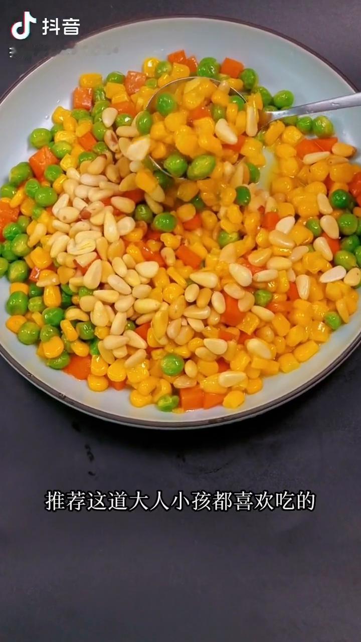 小雪节气，松子是难得的上好食材。推荐这道大人小孩都喜欢吃的松仁玉米。
·原料：松