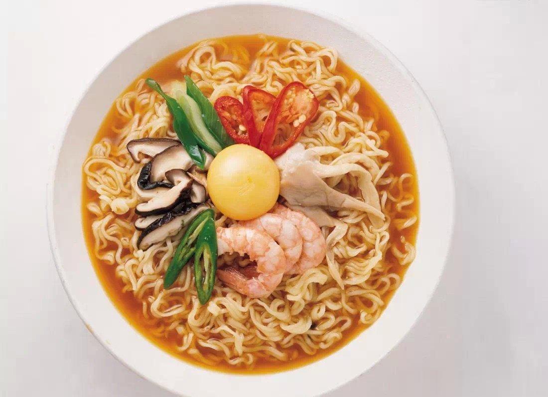 泡面🍜搭配好了也很健康！在泡面的面块和调料包中，我们会发现它包含很多营养素——