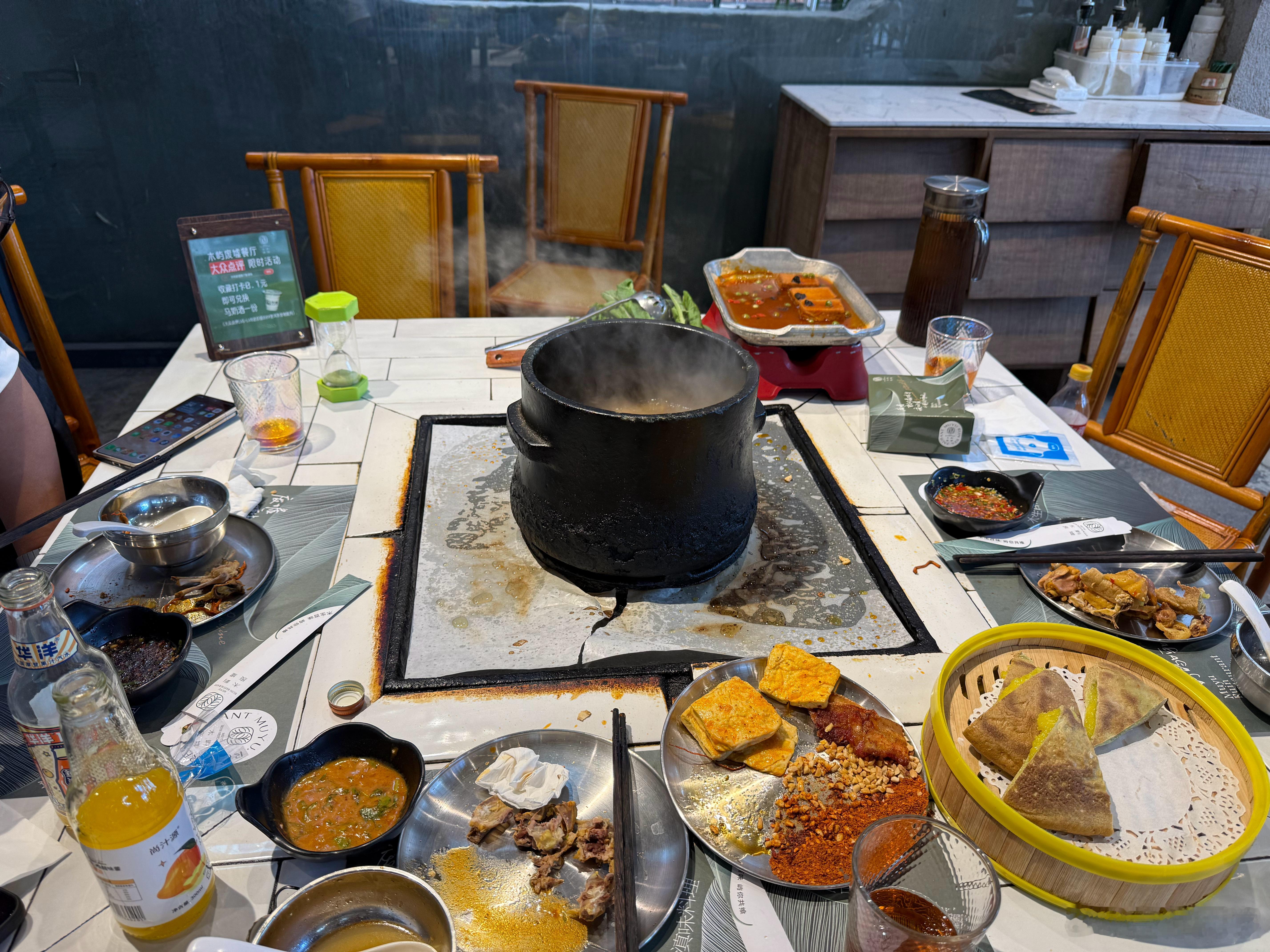爬完玉龙雪山太饿了，来网红店打卡，没来得及拍下漂亮饭的照片，想起来发现吃得一片狼