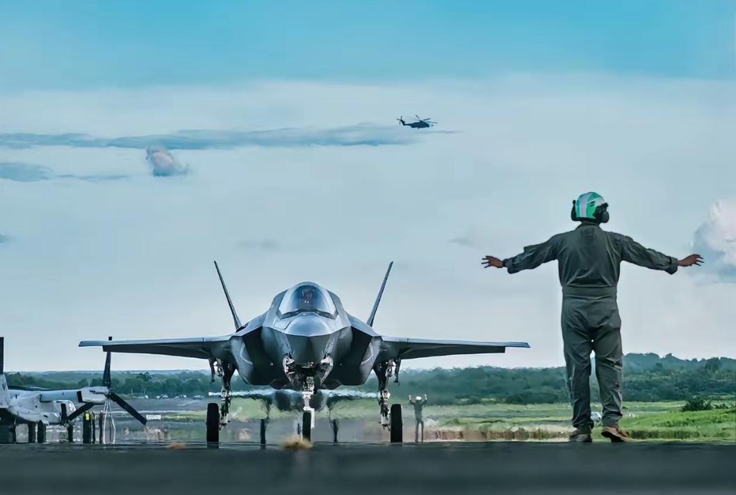 突发！美国又动手了，出动多达20架战斗机。当地时间1月10日，美军再次出动战斗机