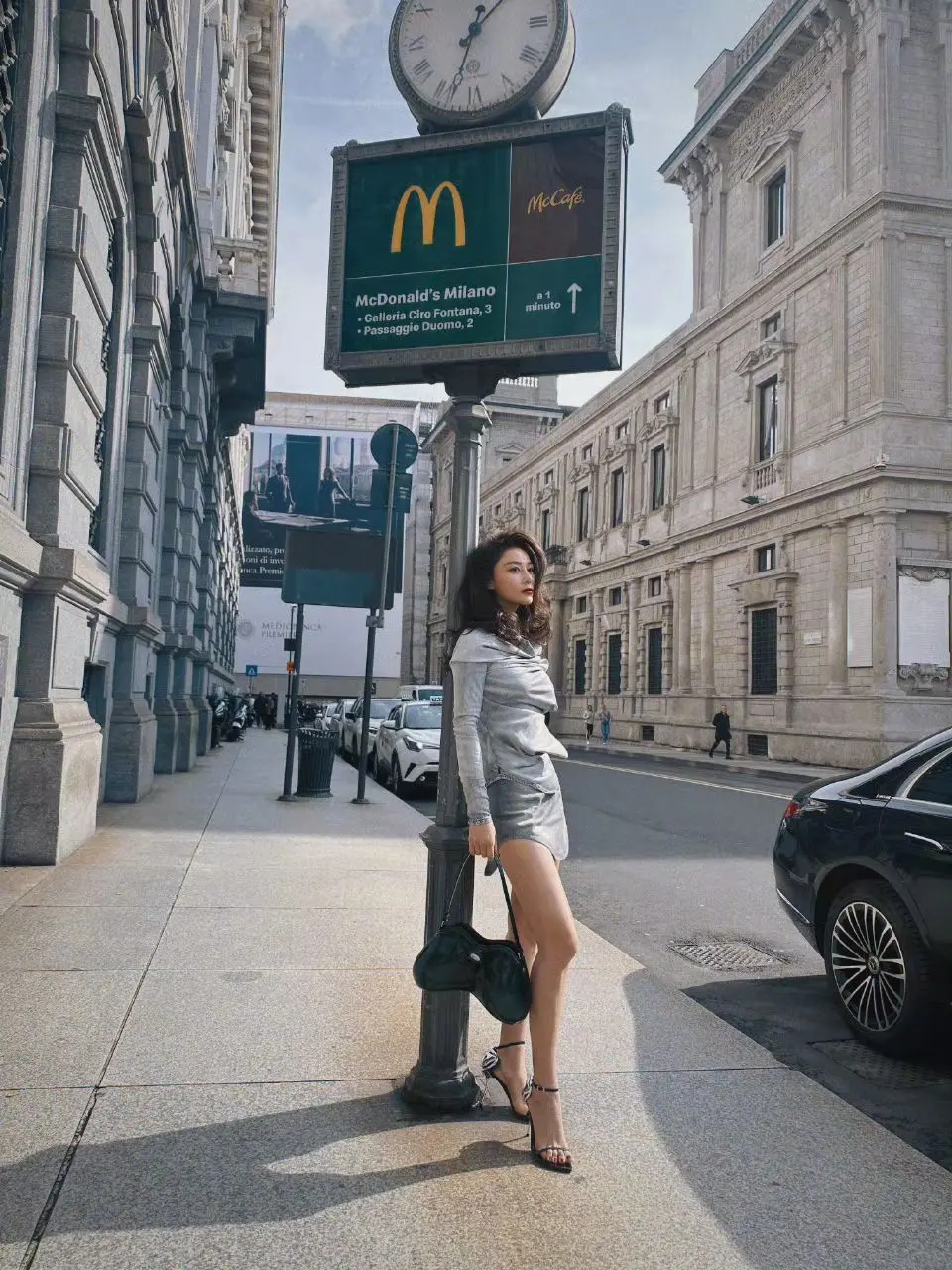 张馨予｜米兰时装周第一套造型。造型好看，满屏的大长腿