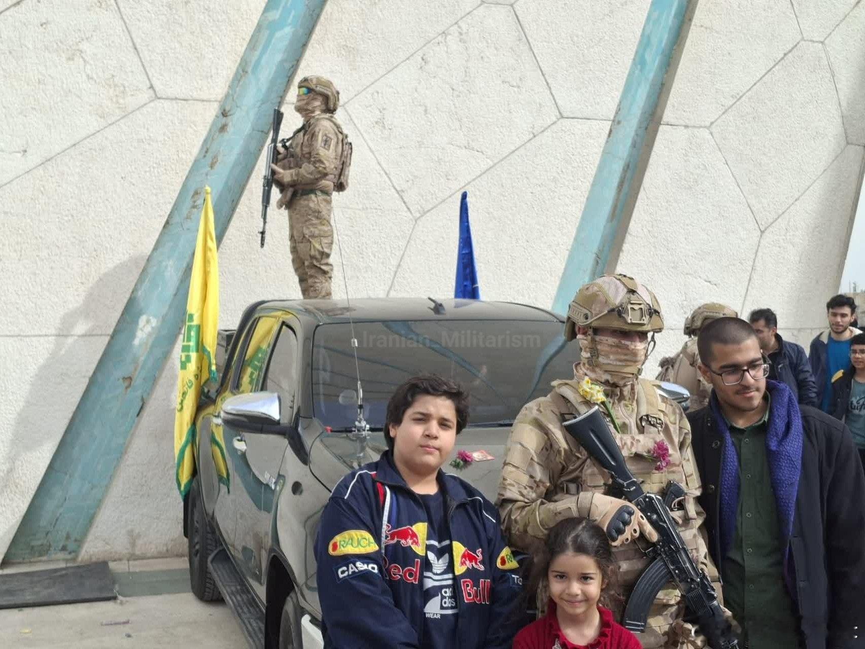 游行的伊朗群众和安全部队合影热点观点海外新鲜事