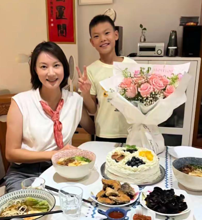 刷到谢杏芳在西班牙的别墅迎来45岁生日的照片，儿子小羽的模样太像林丹了。
据悉，