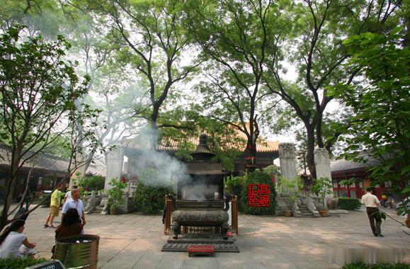 福分有三种，叫三福田，福田可生出福缘。第一福田：供养佛法僧三宝，叫敬田。第二福田