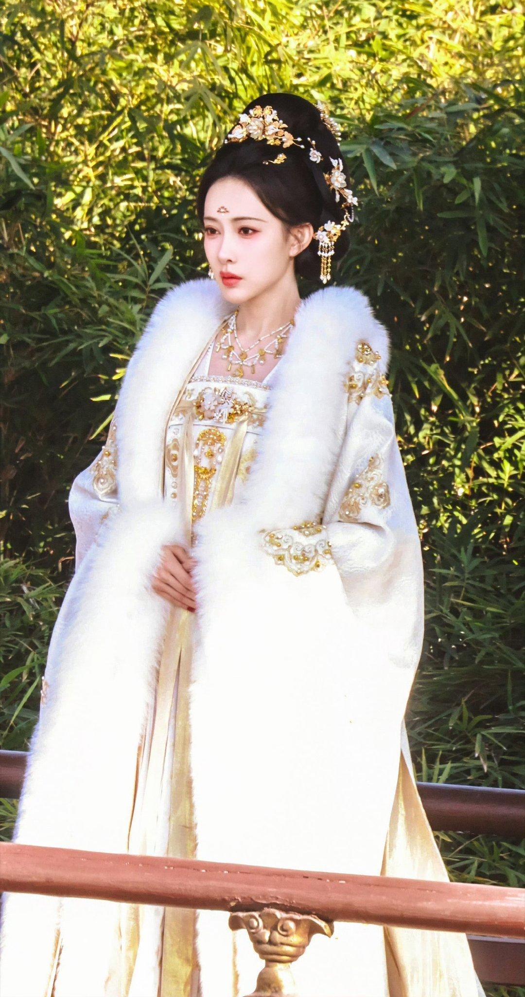 孟子义尚公主白金大氅孟子义《尚公主》暮晚摇白金大氅路透，真雍容华贵！