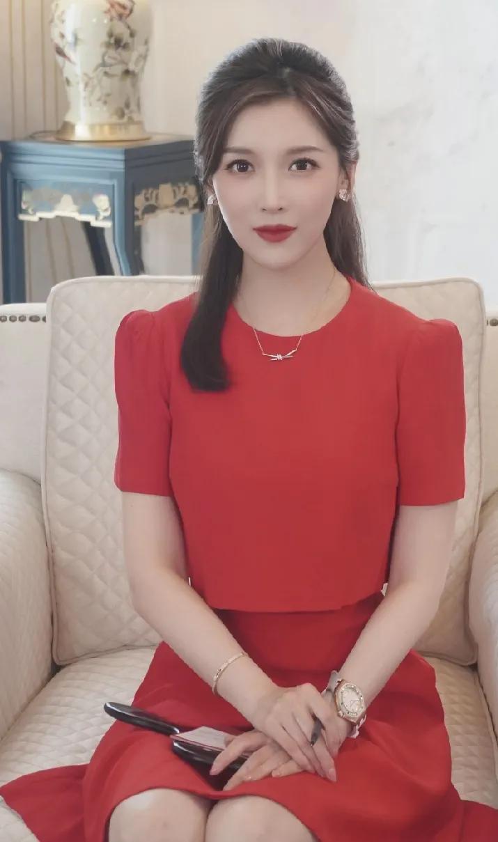 凤凰卫视为了火，真的尽力了。
这位主持人姐姐只要坐着，我都愿意看十几分钟新闻，也