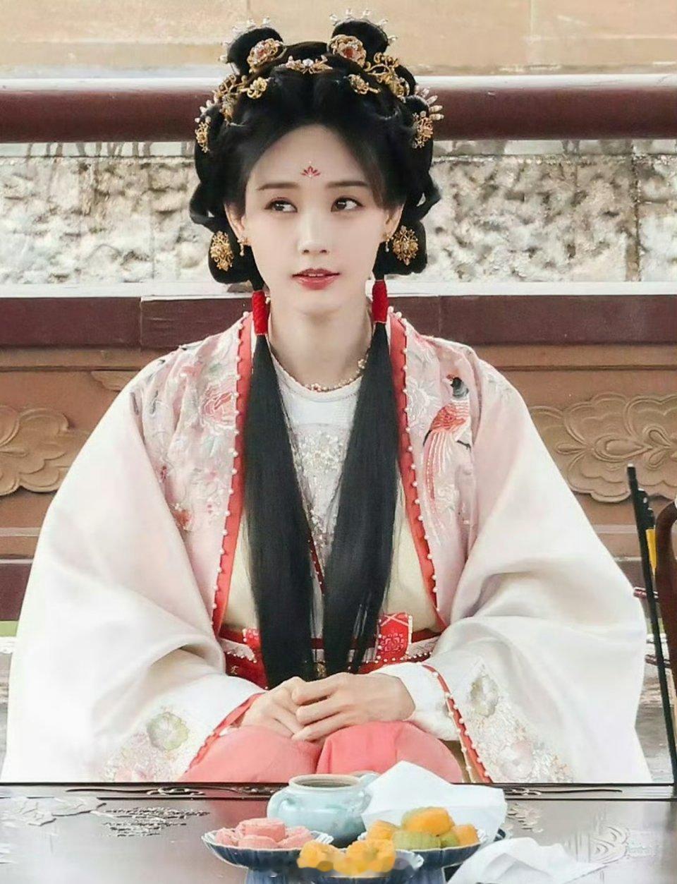 好美的李一桐啊！！！古偶导演和造型师们你们也很喜欢玩奇迹一桐对嘛！！！超级好看！