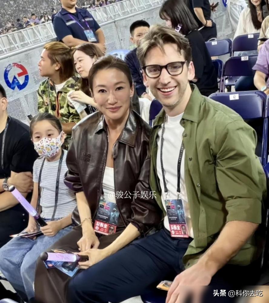 谢婷婷，看亲哥谢霆锋演唱会，拖家带口，坐的竟是普通席位。这反常识，懂的都懂。