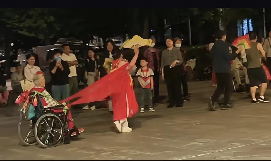 看见了没，平时要对老婆好，跳舞都带着你，对老婆不好就一个人瘫床上吧