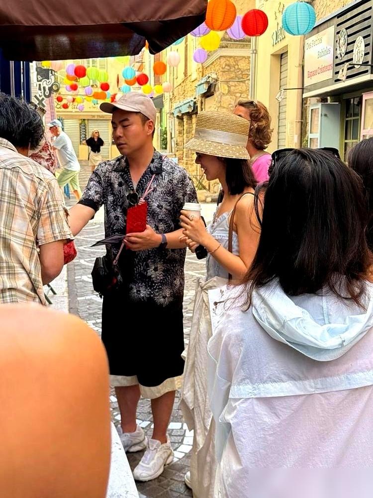 什么叫虚伪！
这次可算看明白了。
赵今麦在尼斯被拍到，和素人帅哥互动那叫一个