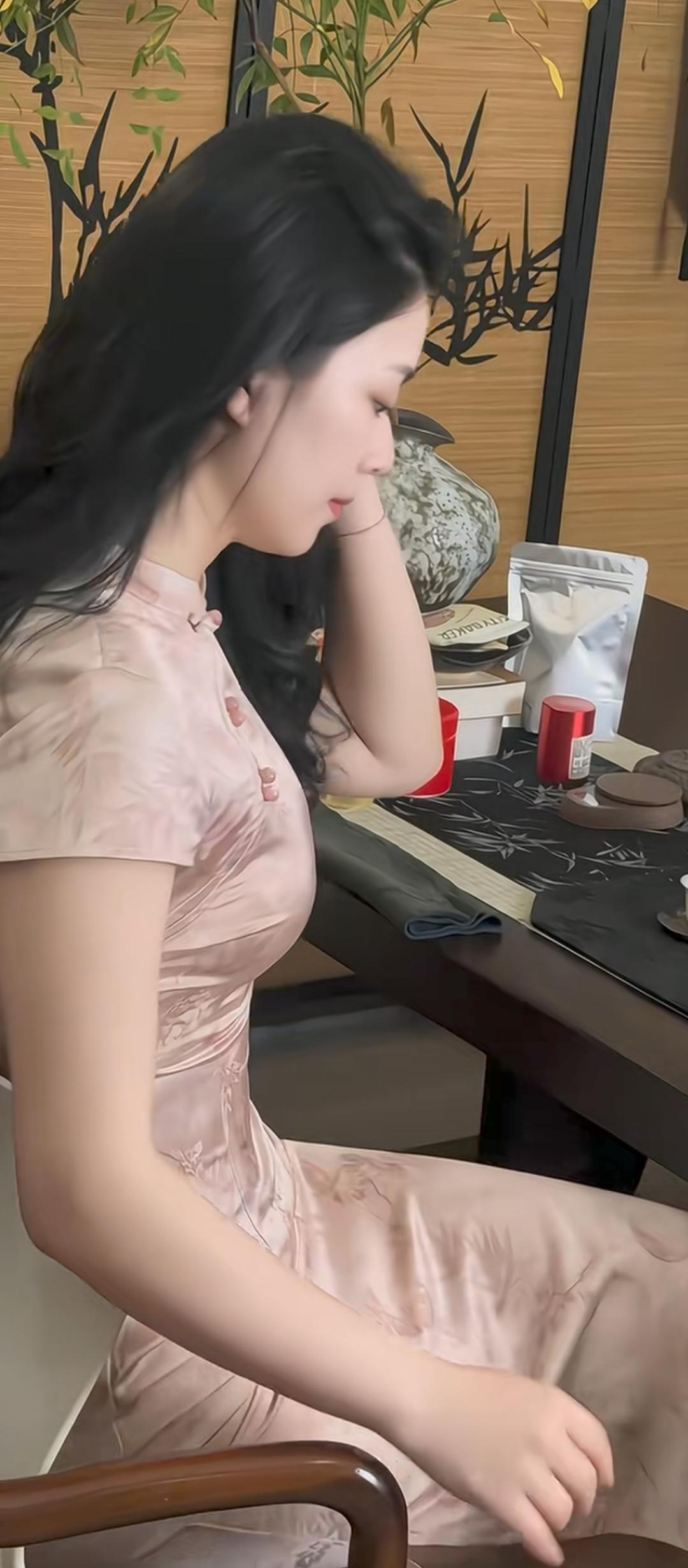 静坐听松风，清茶入梦来。