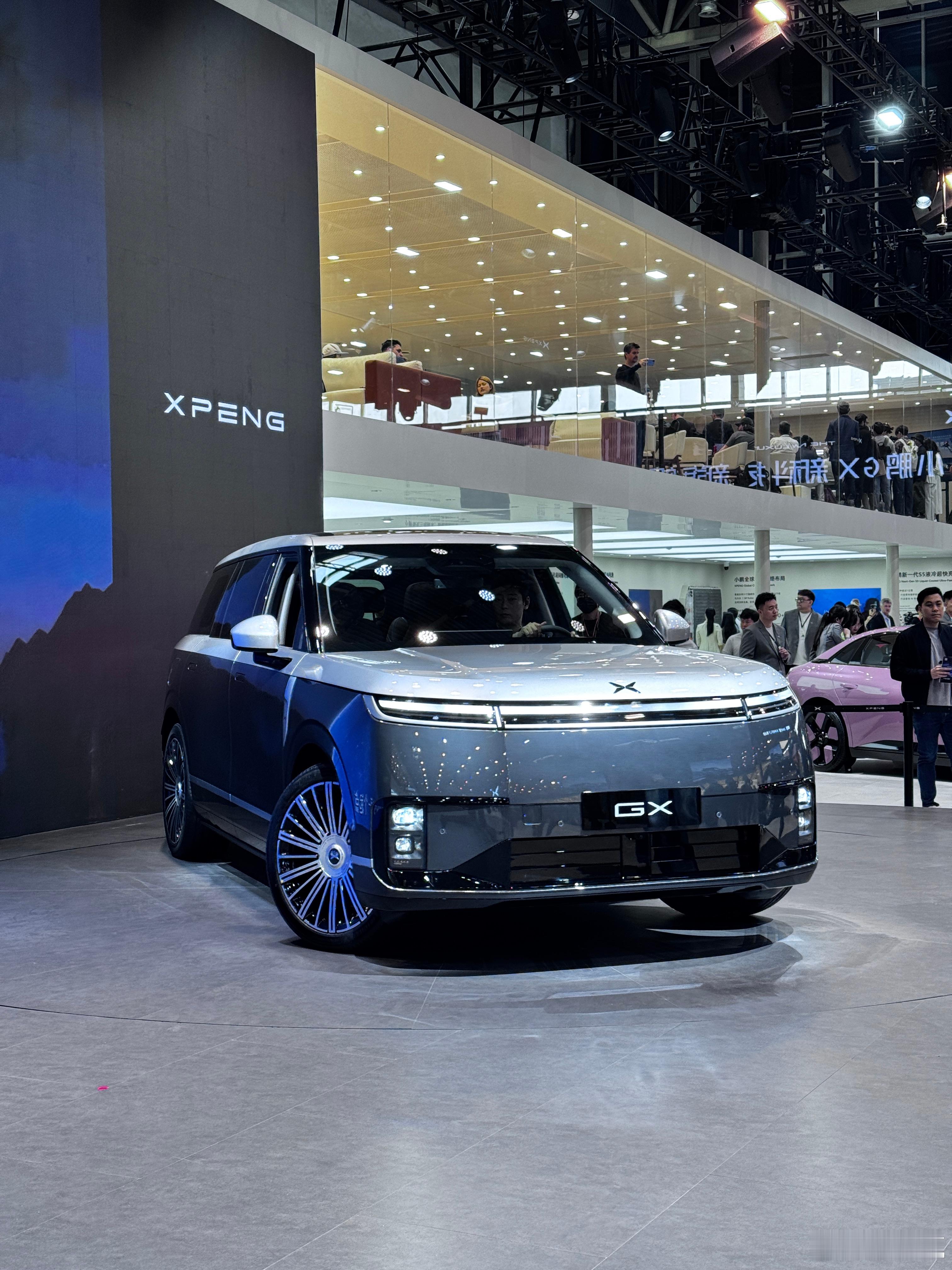 啊，小鹏GX也出了个双拼色，又型又正，侧面的视觉冲击力很强2026北京车展 北京