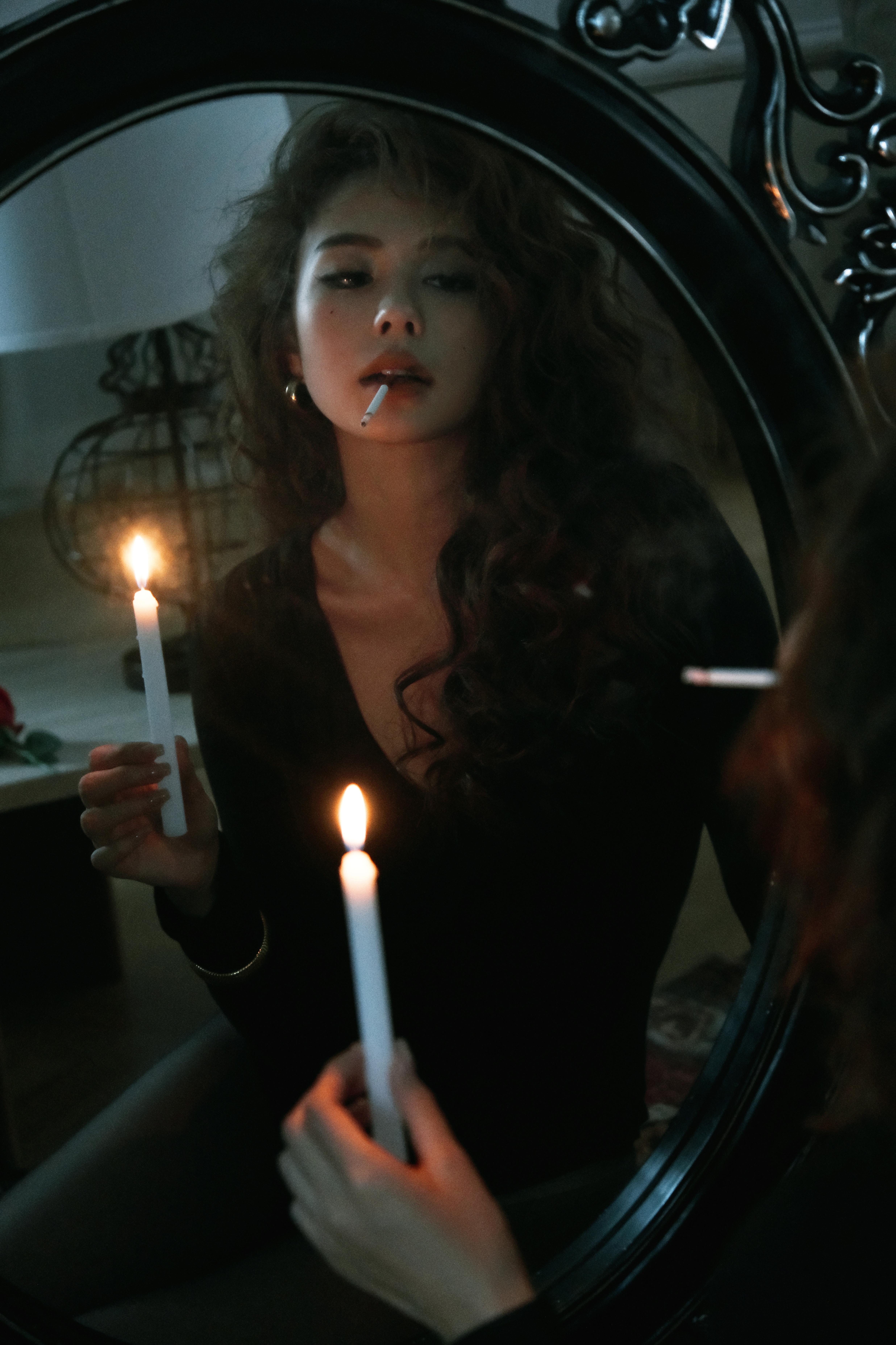 法式风情大女人写真🌹几分贵气感💯卷发红唇👄烛影摇曳在镜子🪞前与旧时光撞个