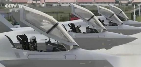 美军要彻底绝望了，解放军空军歼35A已大规模量产，可内置6枚霹雳16击落F35，